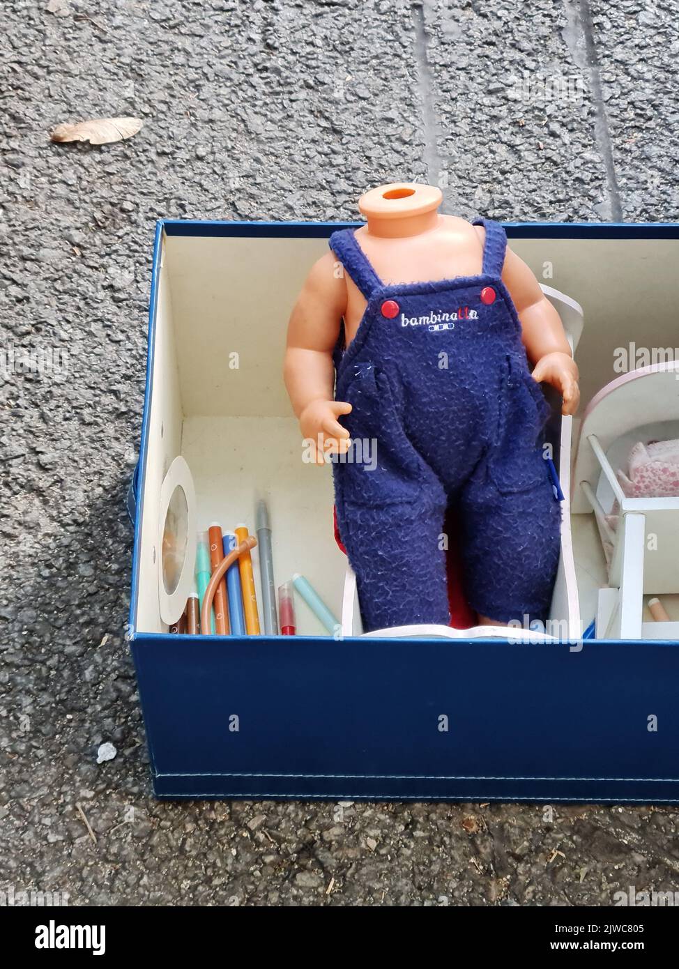 Bambola senza testa in una scatola. Foto Stock