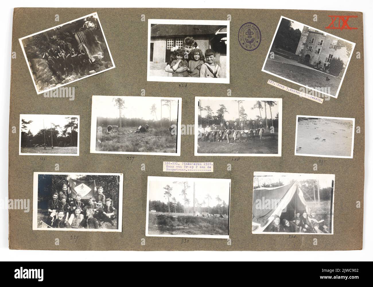 Immagine di pagina 19 da un album fotografico a foglie sciolte della Dutch Poundfinders Association (N.P.V.), Dipartimento di Utrecht, con foto di: Troep 3 a Sonsbeek (322) e a Kasteel Doorwerth nel 1924 (323); costruzione del ponte di Troep 5 (324); indagine sulle tracce di Troep 5 (325); Il campo di Pentecoste di Troep 2, diretto da Hopman Heikamp, nella Hoopgstraat nel 1926 (326-331) con il Vaandrig con le 'Figlie' del ranger forestale (326) .n.b. Nel 1927 il nome Troop è stato cambiato in gruppo. Foto Stock
