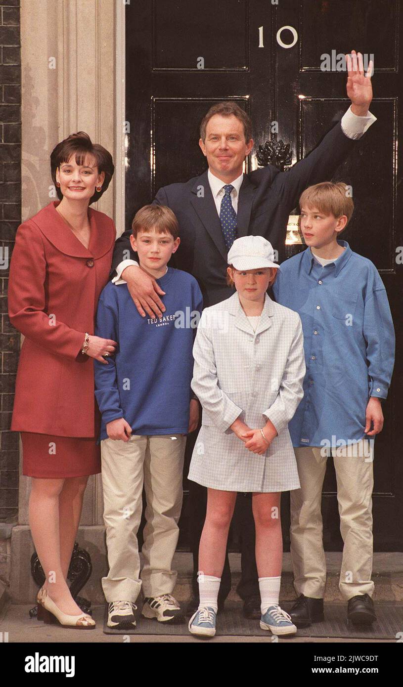 Foto del file datata 02/05/97 di Tony Blair in posa con la sua famiglia, moglie Cherie, e bambini (da sinistra a destra) Nicky, Kathryn ed Euan, prima di prendere la residenza a No10 Downing Street, dopo la vittoria schiacciante del Labour nelle elezioni generali del 1997. L'annuncio del prossimo leader conservatore, e del nuovo primo Ministro, è previsto per il primo pomeriggio in un evento nel centro di Londra. Data di emissione: Lunedì 5 settembre 2022. Foto Stock