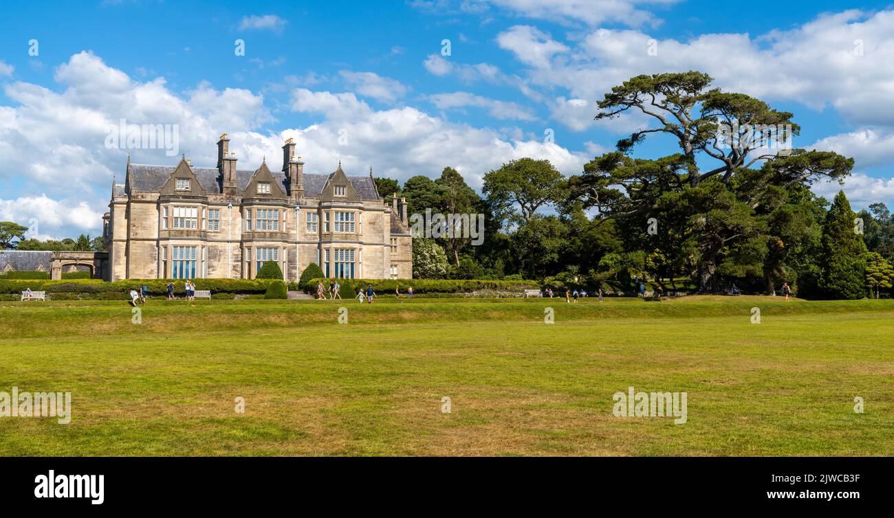 Muckross, Irlanda - 10 agosto, 2022: Vista panoramica della casa padronale di Muckross nel Parco Nazionale di Killarney nella contea di Kerry dell'Irlanda occidentale Foto Stock