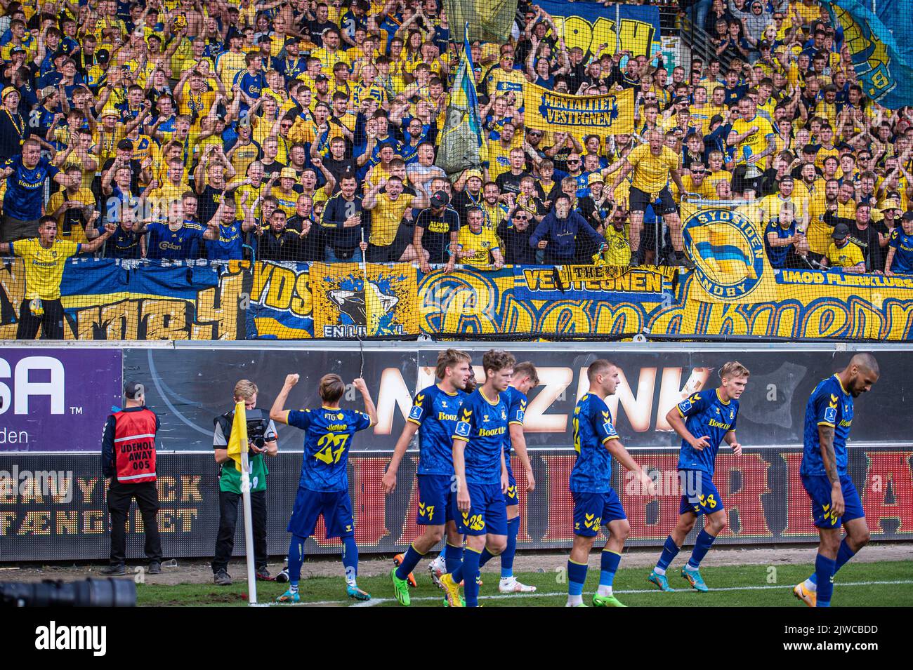 Horsens, Danimarca. 04th Set, 2022. Simon Hedlund (27) di Broendby IF segna per 0-2 e festeggia di fronte ai tifosi durante la partita Superliga 3F tra AC Horsens e Broendby IF alla Casa Arena di Horsens. (Photo Credit: Gonzales Photo/Alamy Live News Foto Stock