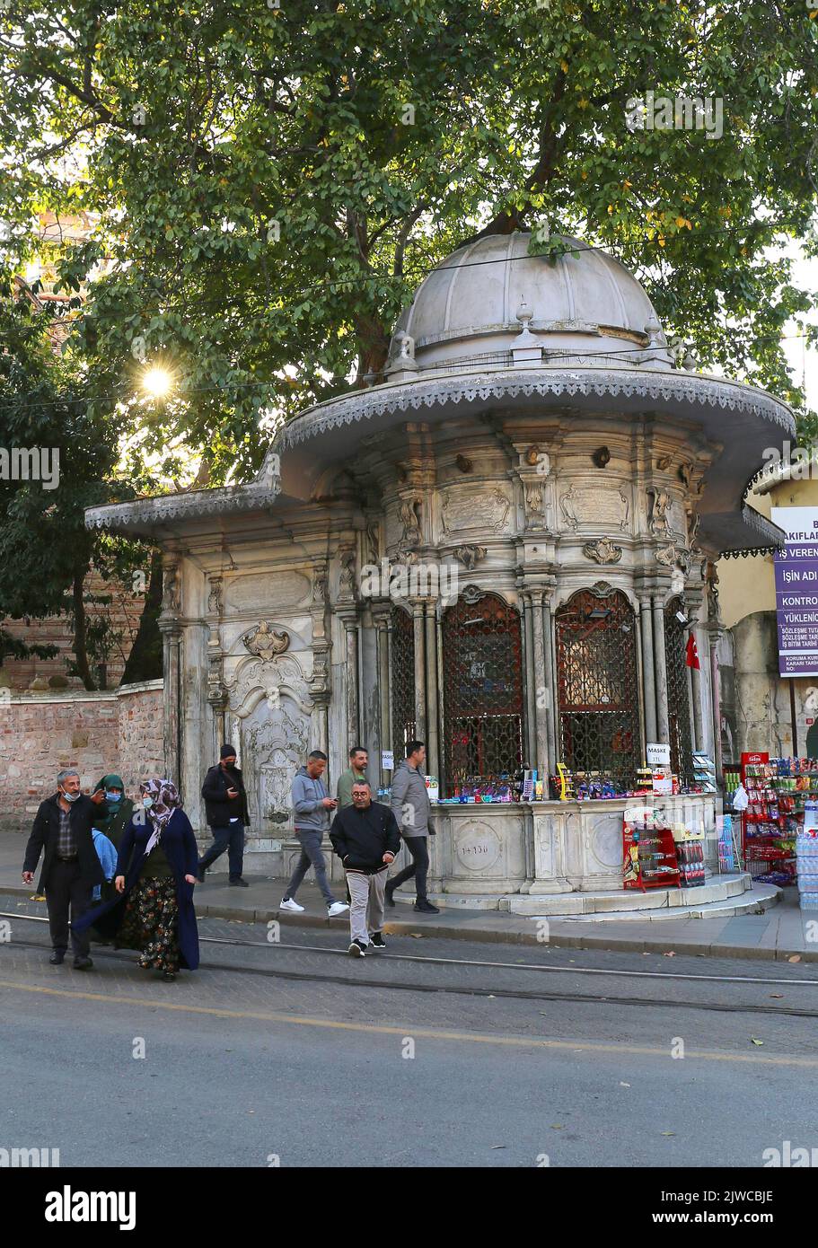 ISTANBUL, TURCHIA-OTTOBRE 30: Persone non identificate che attraversano la strada dal vecchio Kiosk ottomano era. Ottobre 30,2021 a Istanbul, Turchia Foto Stock