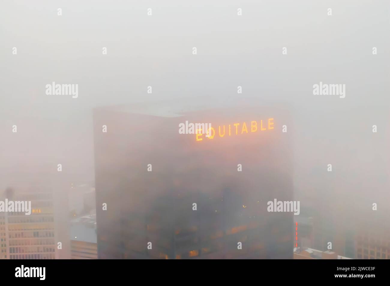 L'Equitable Life Assurance Building a 32 piani al 100 di Peachtree Street ad Atlanta, Georgia, USA, si avvolse nella nebbia mattutina in una primavera mattina. Foto Stock