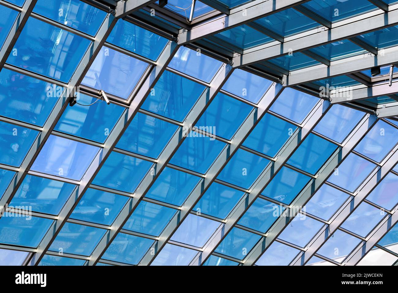 Copertura in vetro trasparente con struttura in acciaio, vista a basso angolo Foto Stock