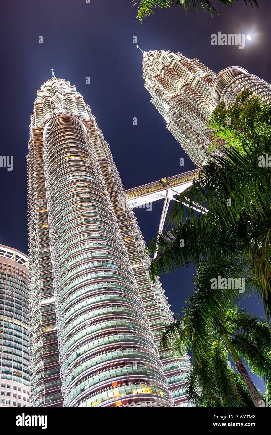 Ritratto, primo piano delle Torri Petronas con la luna, Kuala Lumpur, Malesia Foto Stock