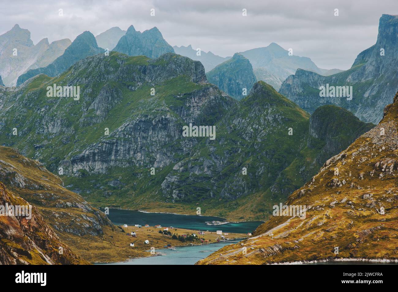 Montagne paesaggio isole Lofoten in Norvegia veduta aerea viaggio paesaggio rocce e fiordo natura scandinava Foto Stock