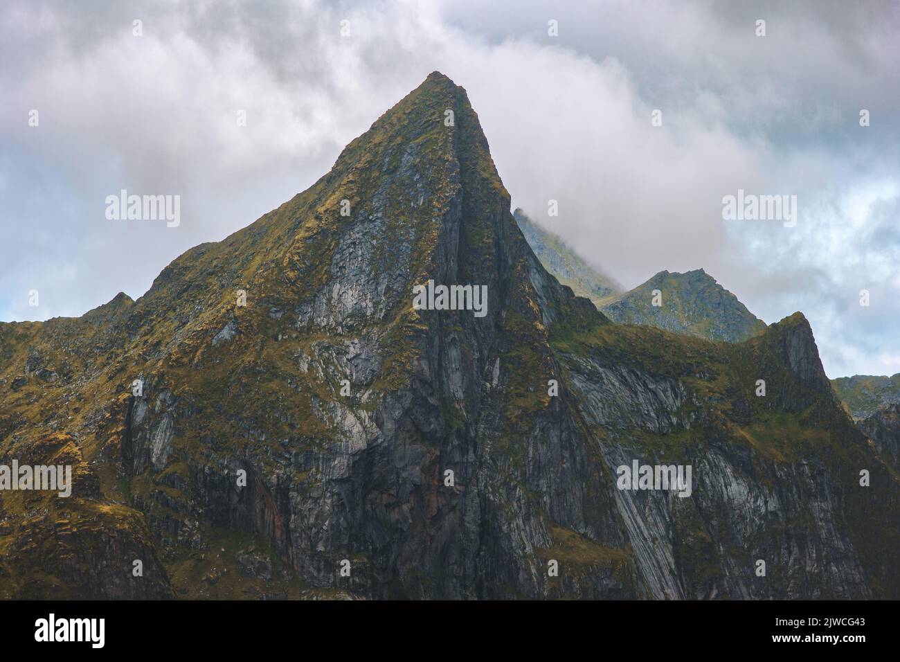 Montagna picco in Norvegia paesaggio viaggio natura isole Lofoten Moody scenario Foto Stock