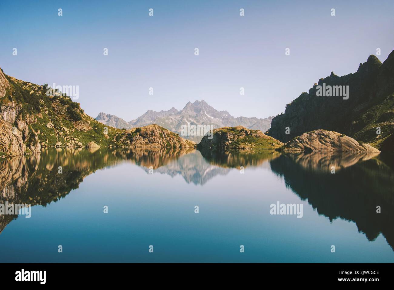 Lago in montagne specchio acqua riflessione paesaggio mattina vista viaggio natura selvaggia paesaggio tranquillo Foto Stock