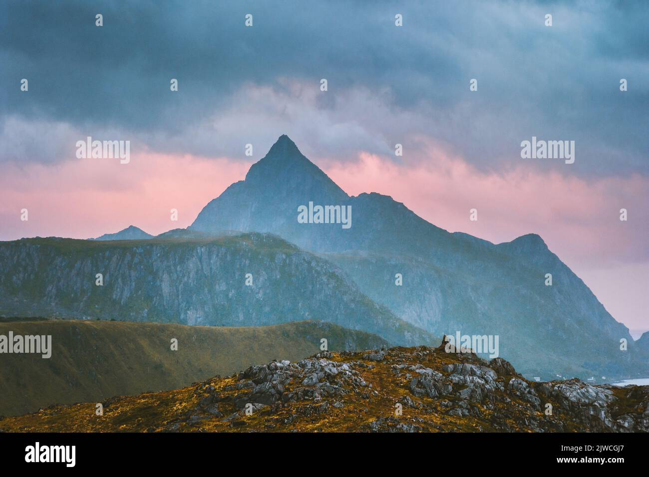 Tramonto paesaggio di montagna in Norvegia viaggio scandinavo paesaggio natura isole Lofoten belle destinazioni Foto Stock