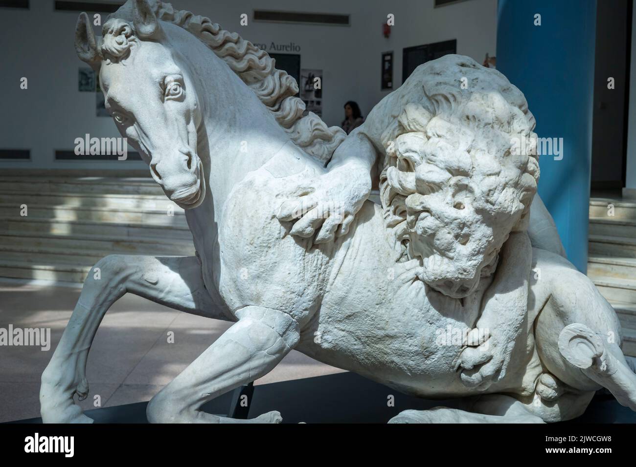 Roma, Italia - Musei Capitolini, Leone che attacca un cavallo, marmo greco. Periodo ellenistico Foto Stock