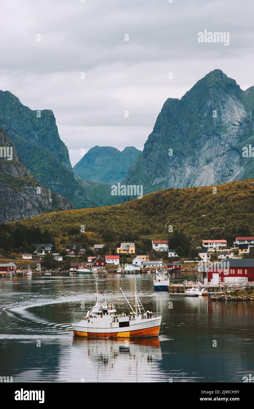 Yacht a vela nel fiordo isole Lofoten villaggio Reine in Norvegia montagne paesaggio viaggio scandinavo paesaggio natura Foto Stock