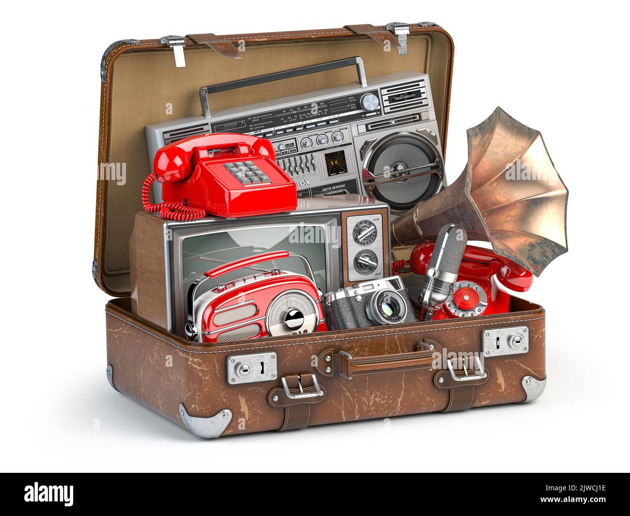 Apparecchi elettrici ed elettronici vintage in una vecchia valigia. Oggetti nostalgici retrò del passato 1960s - 1980s isolato su bianco. 3d illustratio Foto Stock
