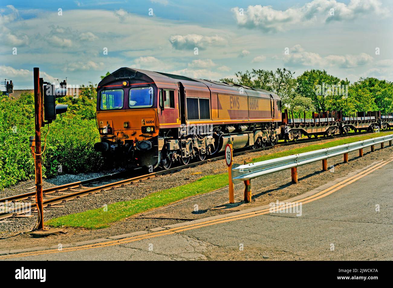 Classe 66104 a Skinningrove Steelworks, con un treno di appoggio, North Yorkshire, Inghilterra Foto Stock