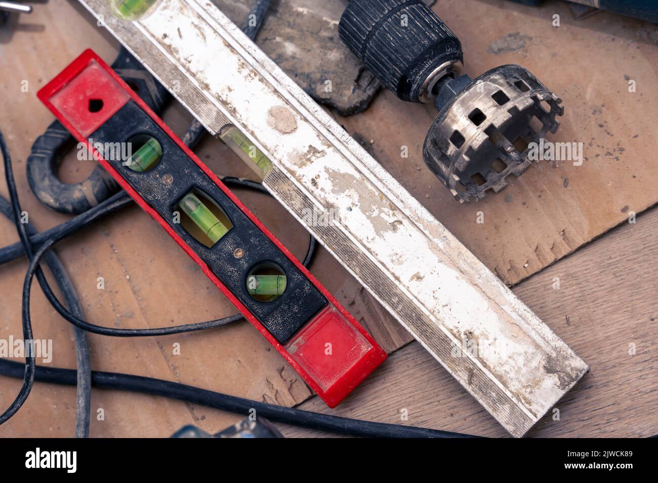 primo piano di una livella da costruzione a bolla posta su un pavimento in ceramica Foto Stock