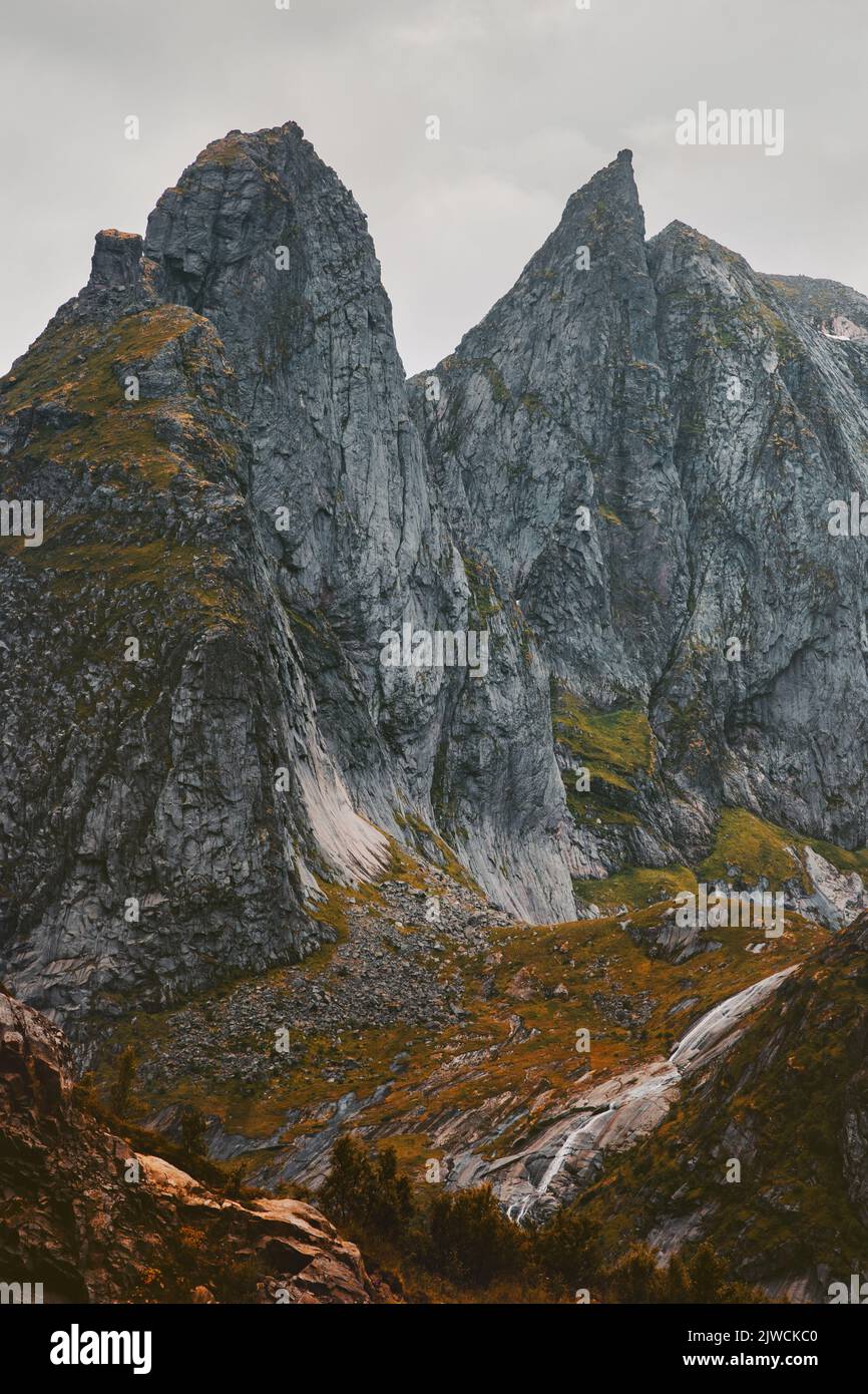 Rocce di montagna in Norvegia paesaggio viaggio natura paesaggio esplorare le isole Lofoten Foto Stock