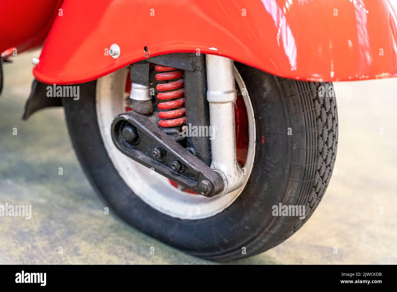 Le ruote posteriori della pizza consegna catena scooter sono bloccati con  una catena antifurto - immagine Foto stock - Alamy