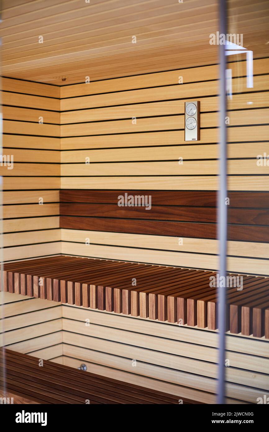 Moderno interno in legno di bella e pulita sauna con riscaldamento elettrico. Foto Stock