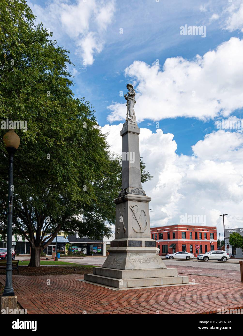 Troy, Alabama, Stati Uniti d'America - 3 settembre 2022: Monumento Confederato (Comrades Confederate Monument) installato nel 1908 nella piazza della città di Troy. Questi monumenti sono Foto Stock
