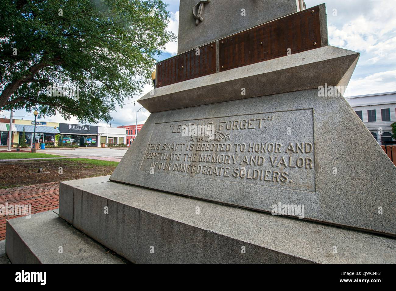 Troy, Alabama, USA - 3 settembre 2022: Primo piano dell'iscrizione sul Monumento Confederato (Comrades Confederate Monument) installato nel 1908 a Troy' Foto Stock