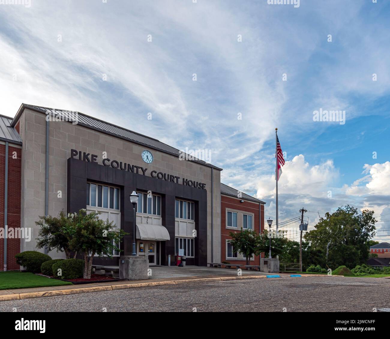 Troy, Alabama, Stati Uniti d'America - 3 settembre 2022: Vista ad angolo dell'ingresso anteriore del tribunale della contea di Pike con spazio negativo. Questo edificio, costruito nel 1952 Foto Stock