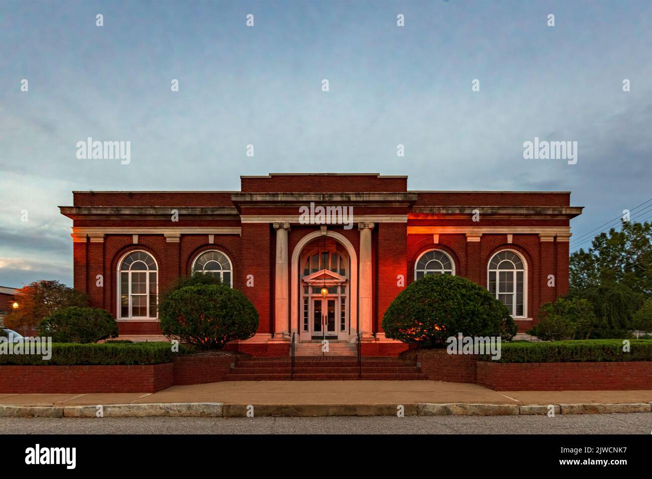 Troy, Alabama, USA - 3 settembre 2022: Il municipio di Troy è illuminato durante l'ora blu. Questo edificio fu costruito nel 1908 ed era originariamente una Carnegie L. Foto Stock