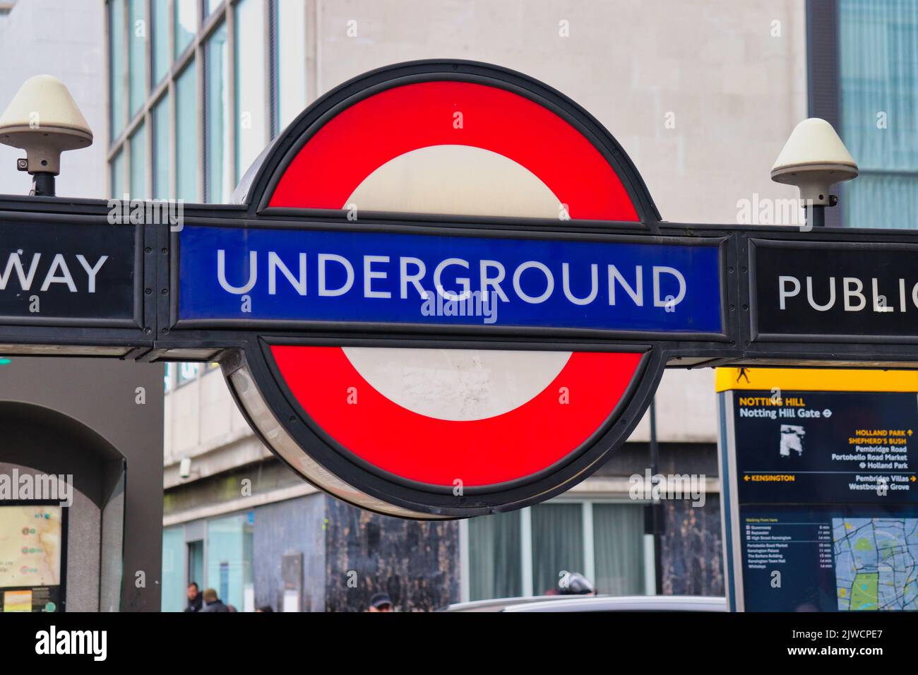 cartello della metropolitana di londra uk in rosso e blu Foto Stock