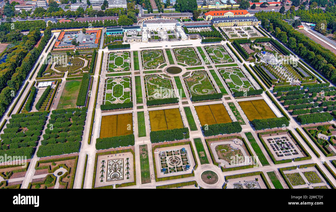 Vista aerea dei giardini Herrenhausen ad Hannover, Germania. I Giardini reali dall'alto di Herrenhausen sono uno dei giardini formali barocchi più distinti Foto Stock