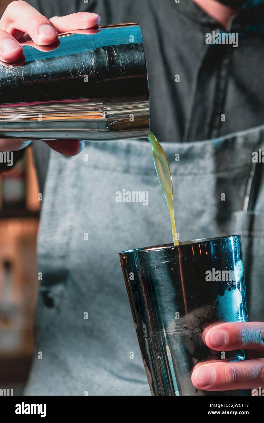 Barista al nightclub che prepara cocktail con attrezzature da bar Foto Stock
