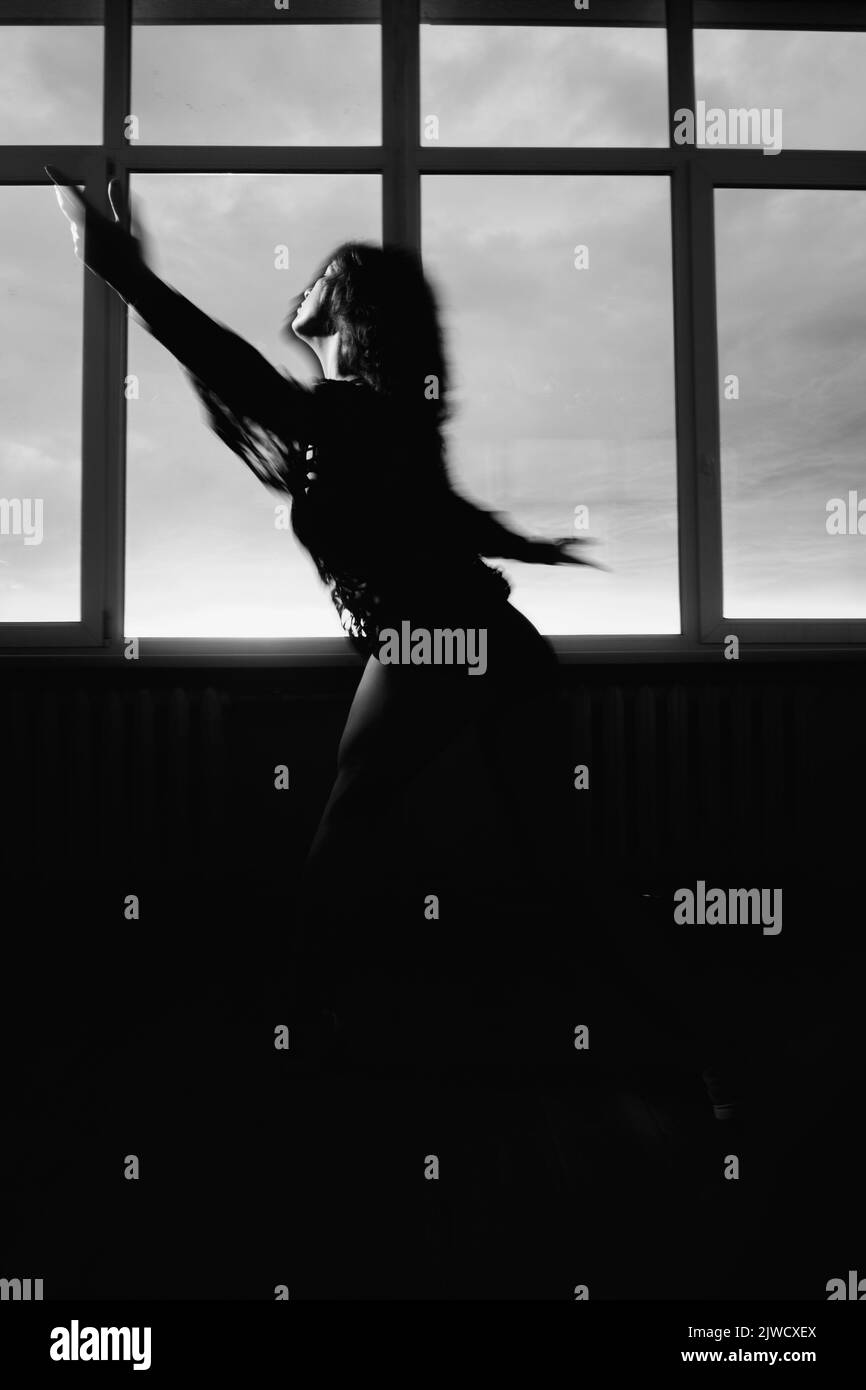 danza spirituale vitalità energia donna silhouette Foto Stock