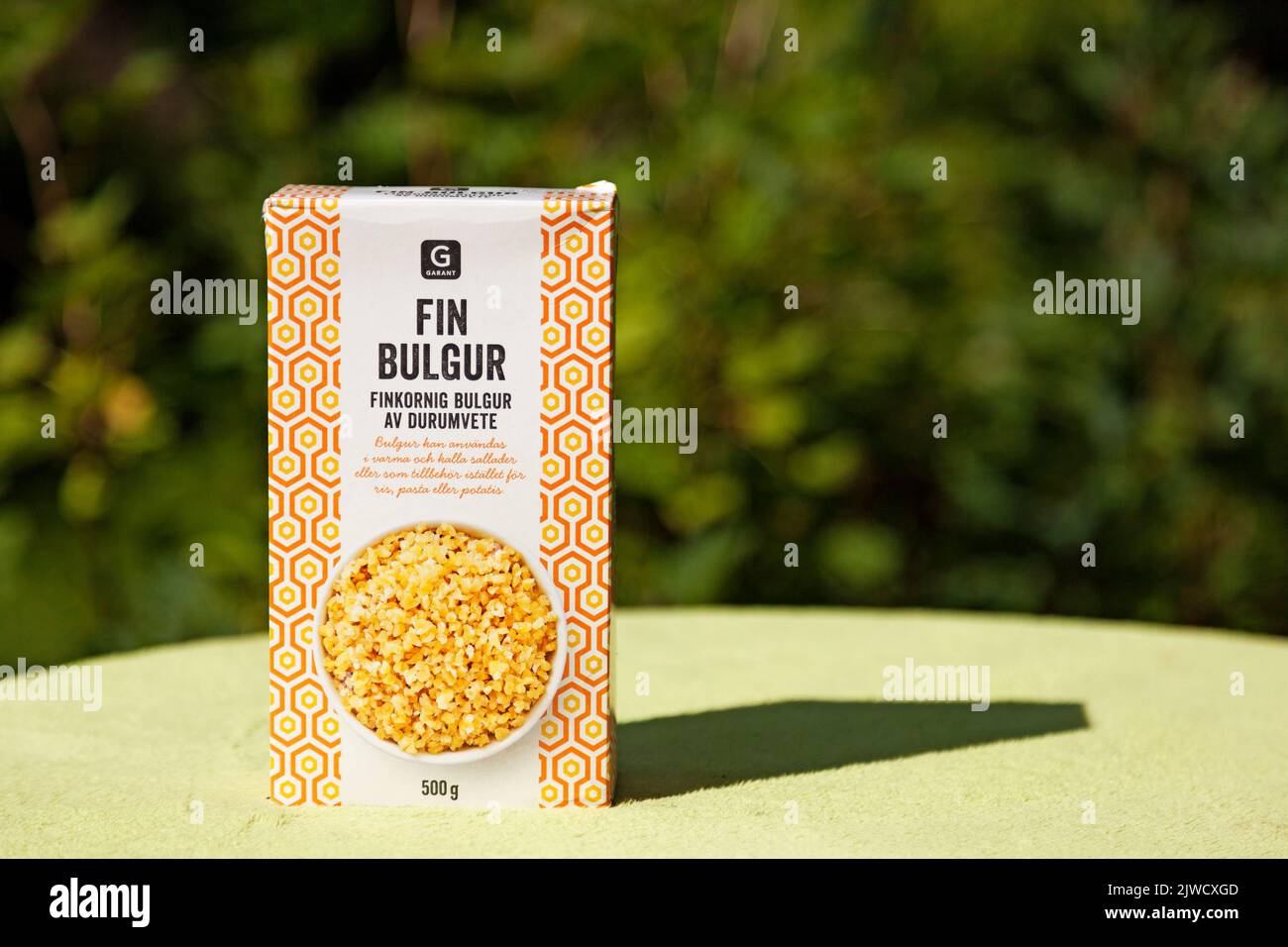 Umea, Norrland Svezia - 8 agosto 2022: Un pacchetto svedese di bulgur finemente macinato Foto Stock