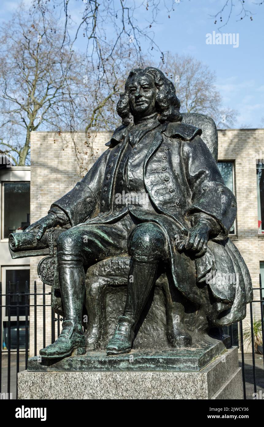 Statua del monumento del pioniere del benessere dei bambini Thomas Coram fuori dalla Fondazione ha iniziato a Brunswick Square, Bloomsbury, Central London. Il Geor Foto Stock