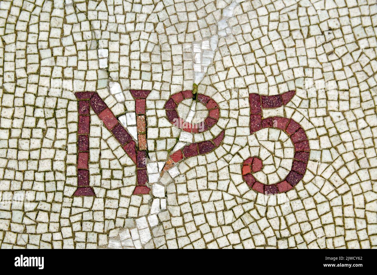 Pavimento a mosaico che mostra il numero 5 all'esterno di una casa cittadina nel centro di Londra. Foto Stock