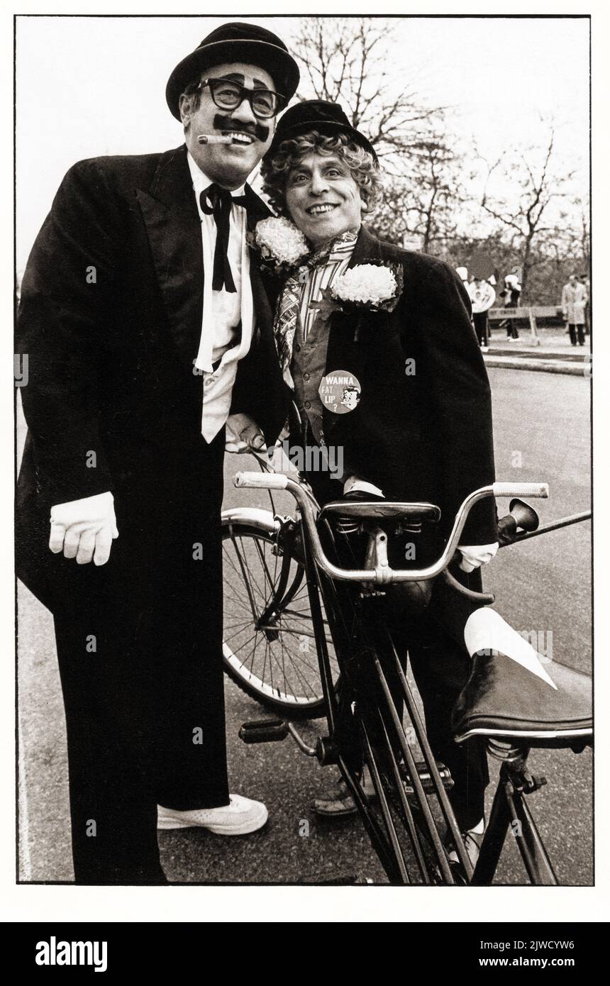 2 marchers nella 1974 Macy's Thanksgiving Day Parade vestito come Groucho e Harpo. Su Central Park West a Manhattan, New York City. Foto Stock