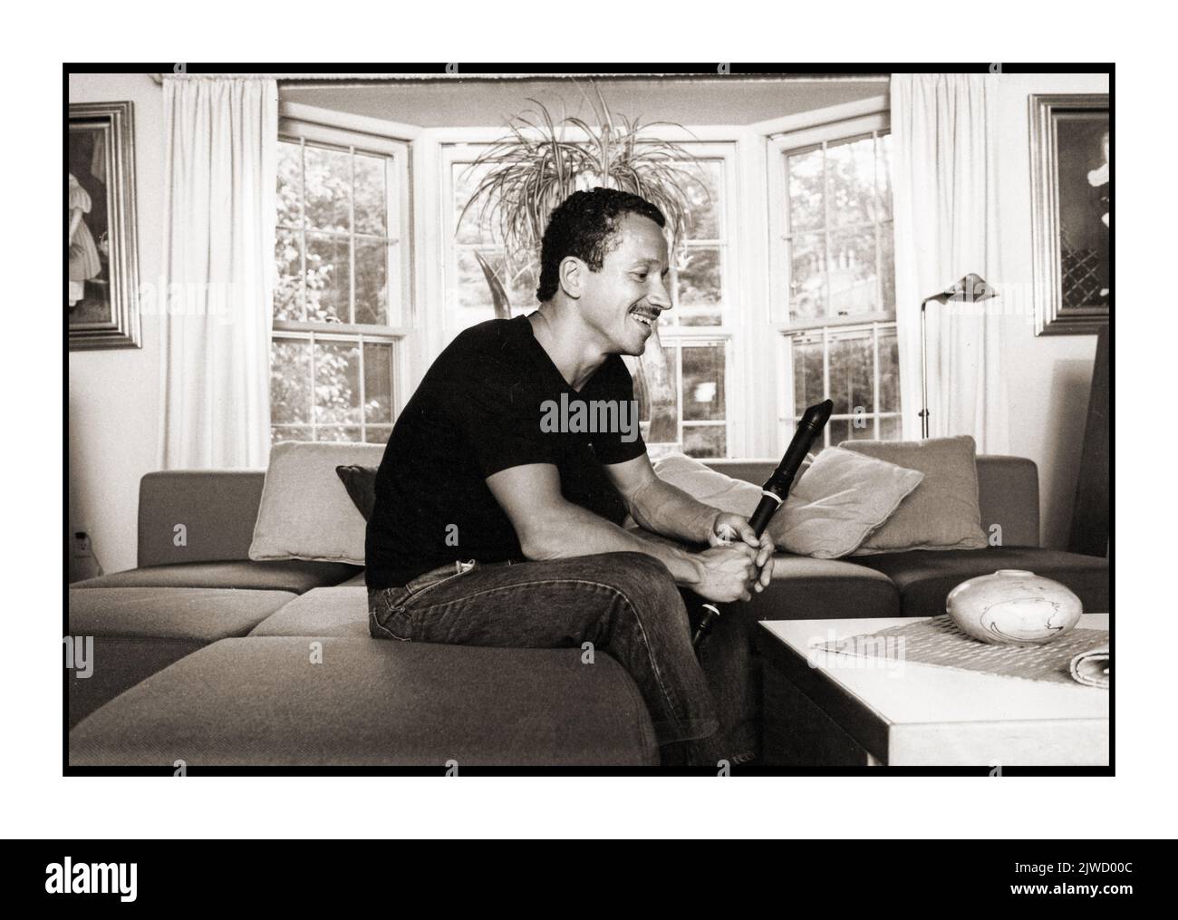 Un ritratto proposto del leggendario pianista jazz Keith Jarrett nella sua casa nella campagna della Pennsylvania. Sta ridendo e tenendo in mano un registratore. Foto Stock