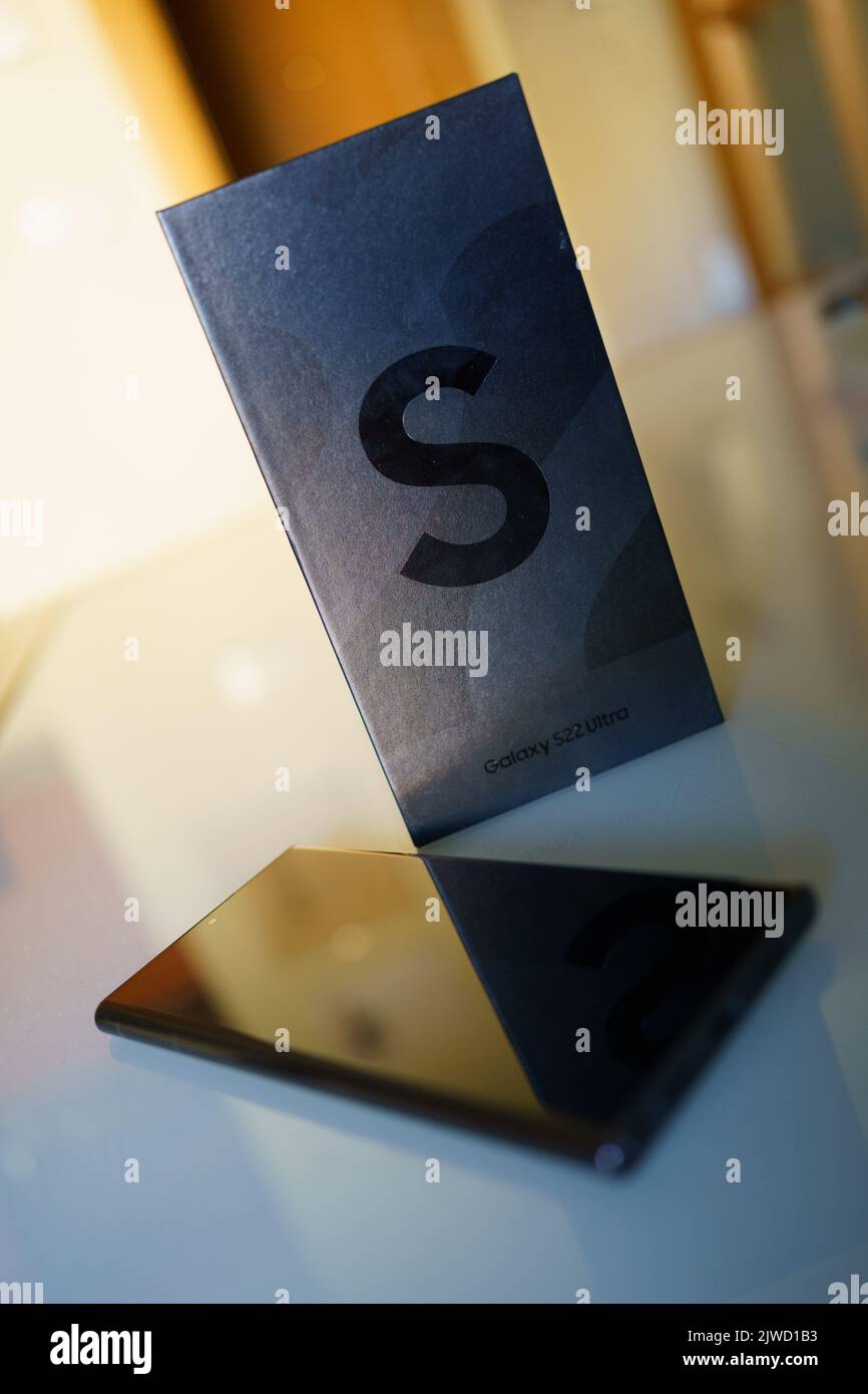 Granada, Andalusia, Spagna, 5th settembre 2022 - nuovo Samsung Galaxy S22 Ultra. Smartphone Android con stilo. Foto Stock