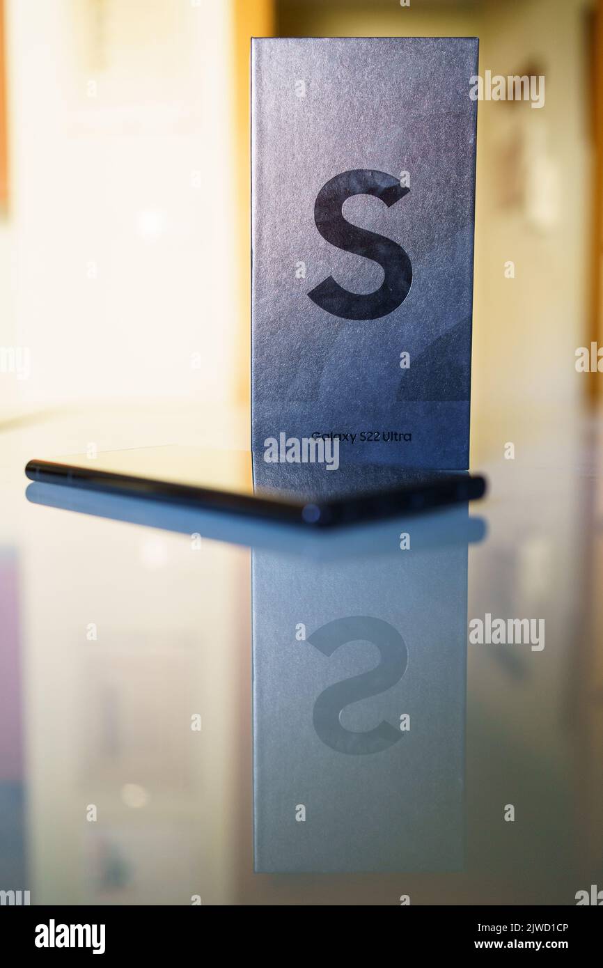 Granada, Andalusia, Spagna, 5th settembre 2022 - nuovo Samsung Galaxy S22 Ultra. Smartphone Android con stilo. Foto Stock