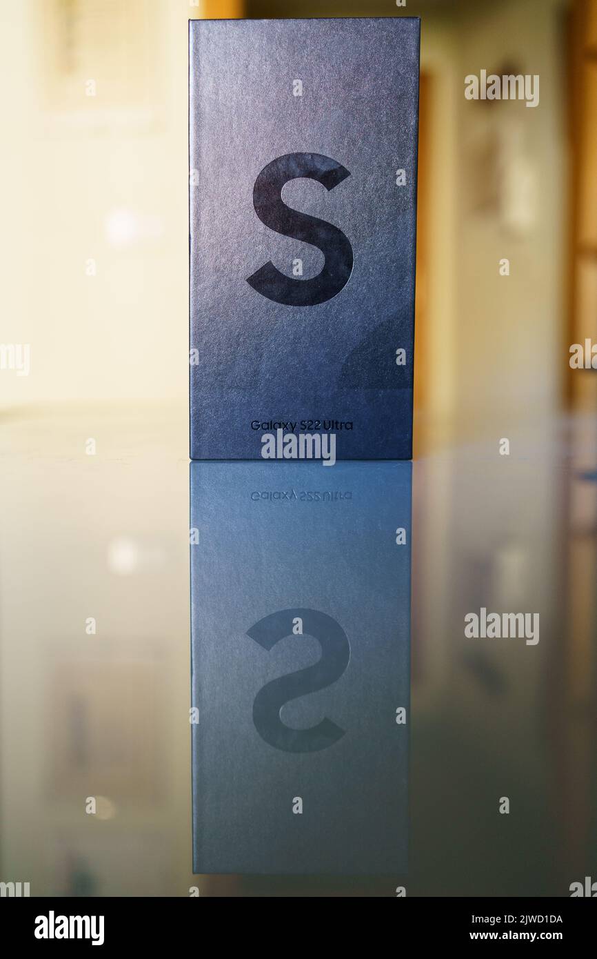 Granada, Andalusia, Spagna, 5th settembre 2022 - nuovo Samsung Galaxy S22 Ultra. Smartphone Android con stilo. Foto Stock