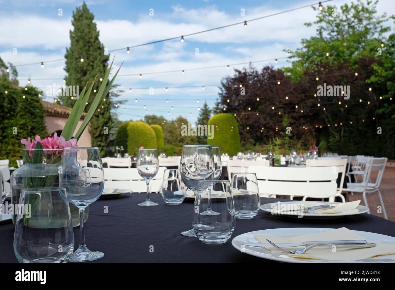Locale all'aperto con tavoli da pranzo prima dell'evento Foto Stock