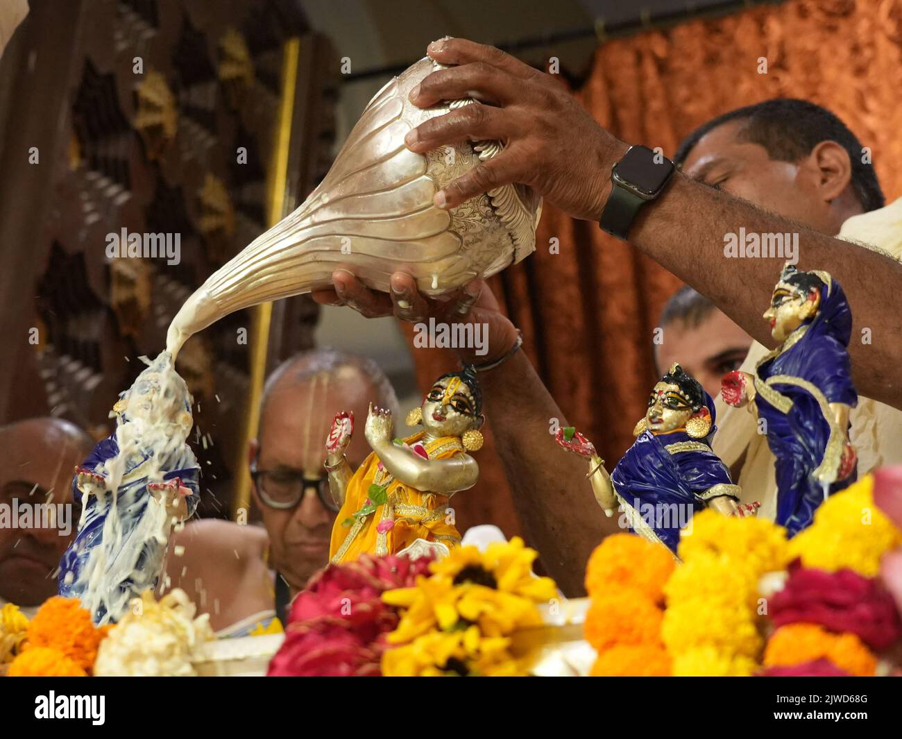 Vrindavan, Utttar Pradesh, India. 4th Set, 2022. I devoti di Vaishnav si sono riuniti per celebrare il festival Radhashtami al tempio ISKCON di Vrindavan, in India. Radhashtami è un giorno sacro indù che commemora il compleanno della dea Radha, la consorte principale del dio Krishna. E 'celebrato con grande fervore nel suo luogo di nascita Barsana e l'intera regione Braj l'ottavo giorno (Ashtami) della Shukla Paksha del mese di Bhadrapada. Il festival suggerisce che la dea Radha è molto un aspetto del sistema di fede culturale-religiosa che governa la vita sociale delle persone (Credit Image: © Shas Foto Stock