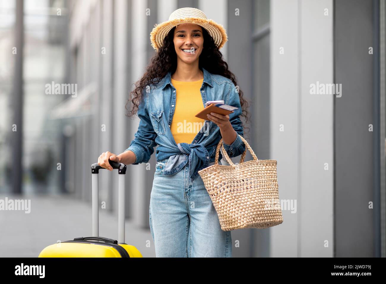 Ragazza allegra che va in vacanza, a piedi in aeroporto con valigia Foto Stock