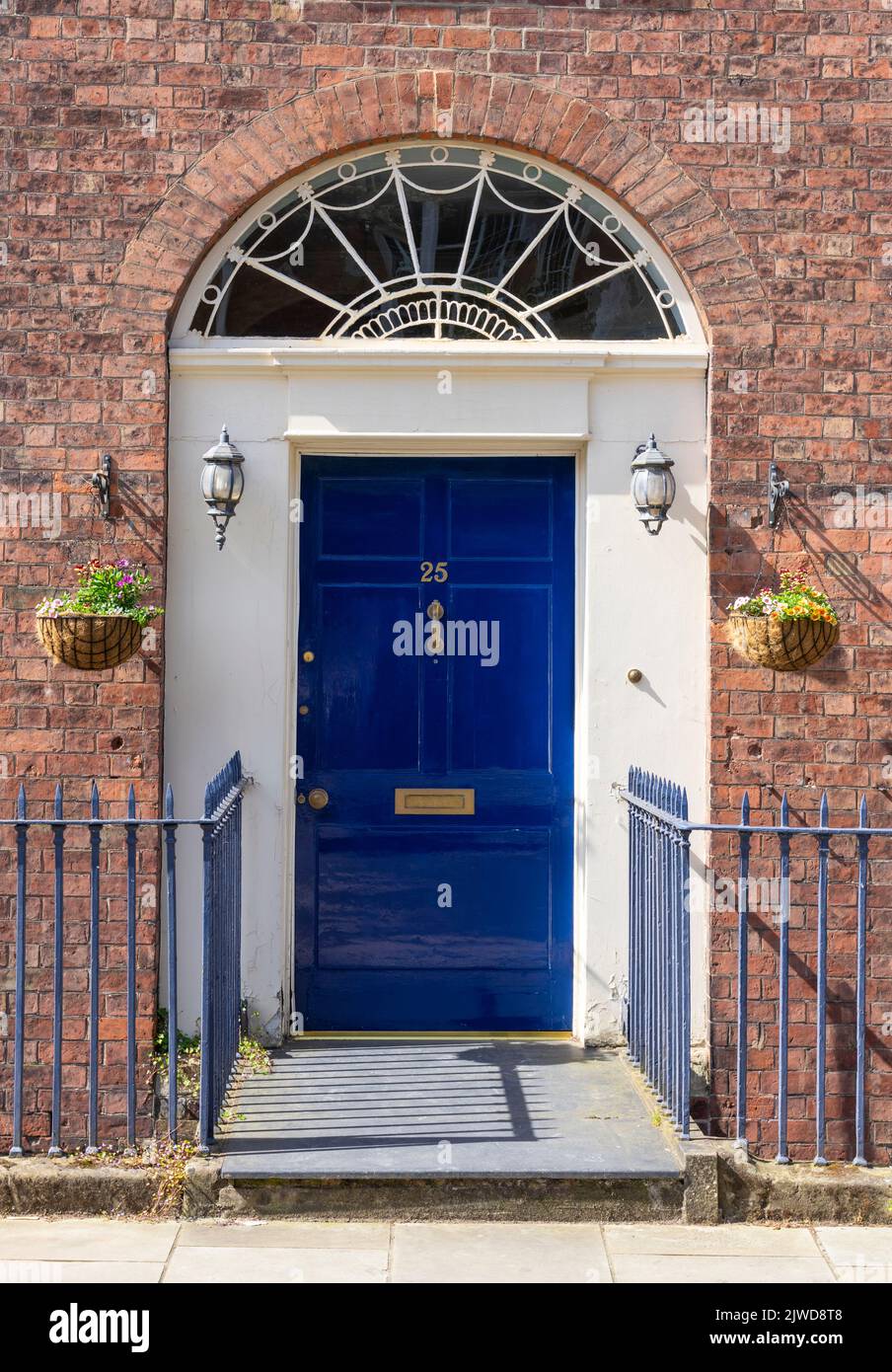 Shrewsbury architettura georgiana Shrewsbury porta blu porta georgiana con fanlight Shrewsbury Shropshire Inghilterra UK GB Europa Foto Stock