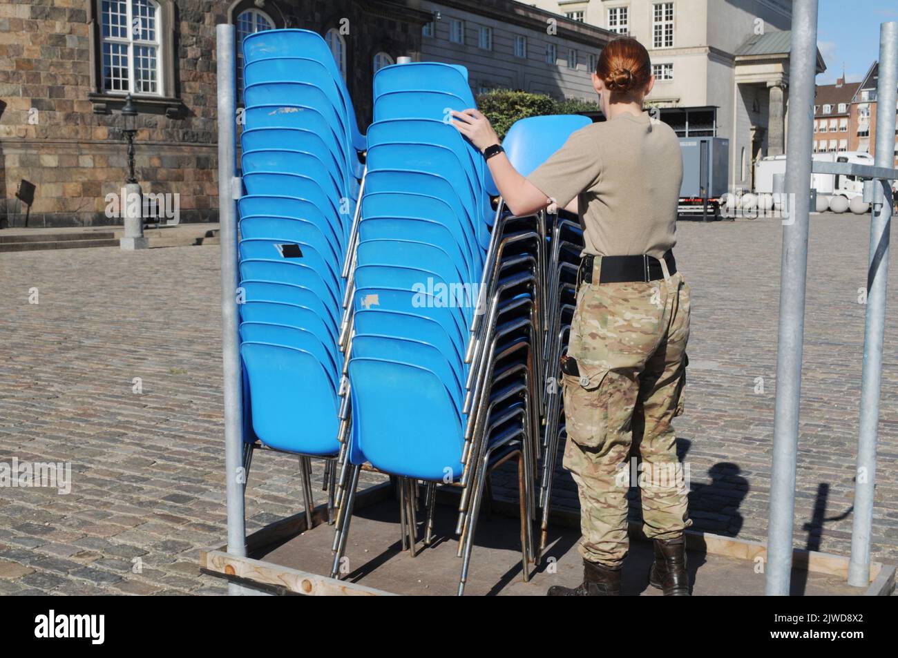 Copenaghen /Danimarca/05 settembre 2022/ Danes celebra la giornata della bandiera o della veterana e i soliders danesi che si preparano per l'evento davanti al castello di Christianborg in otehr parole parlamento danese tutto l'ospite budling ufficiale dannebrg danese falg anche il parlamento danese christiasnborg nella capitale.(Photo..Francis Joseph Dean/Dean Pictures. Foto Stock