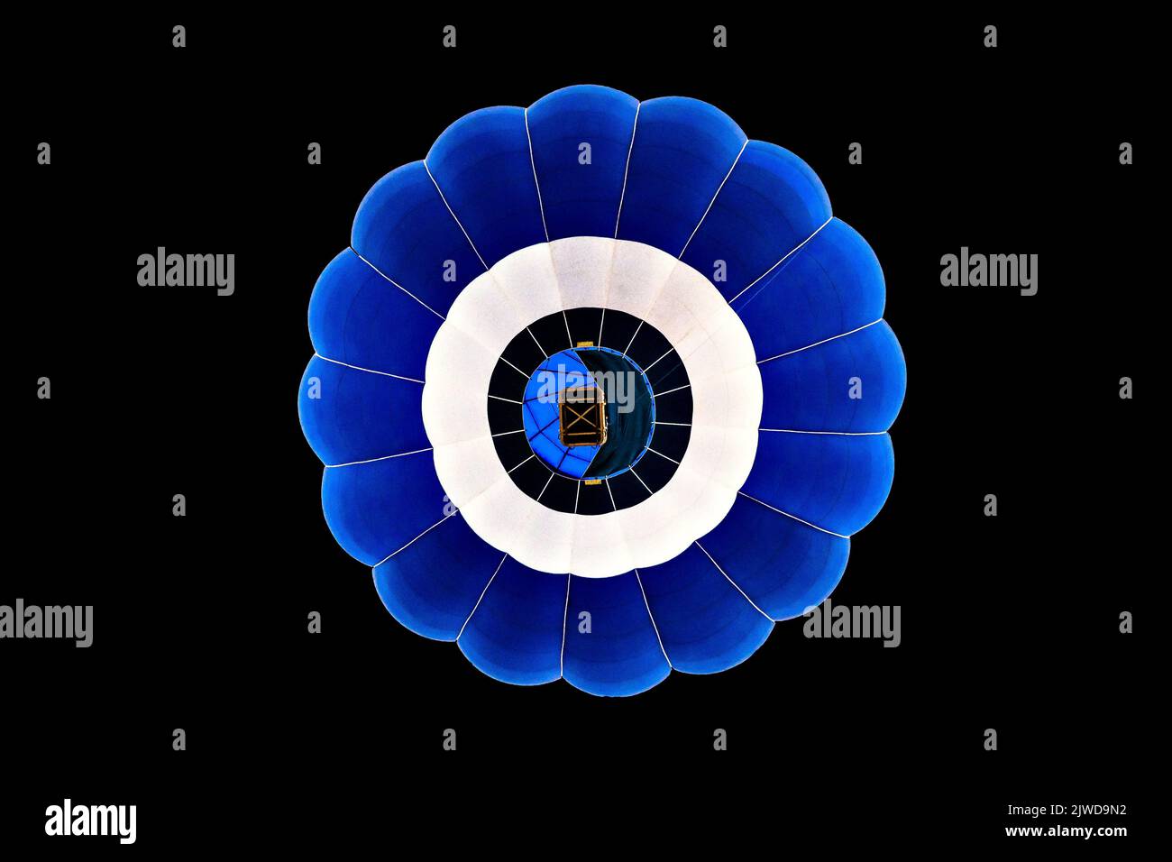 Palloncino blu ad aria calda che vola su sfondo nero Foto Stock