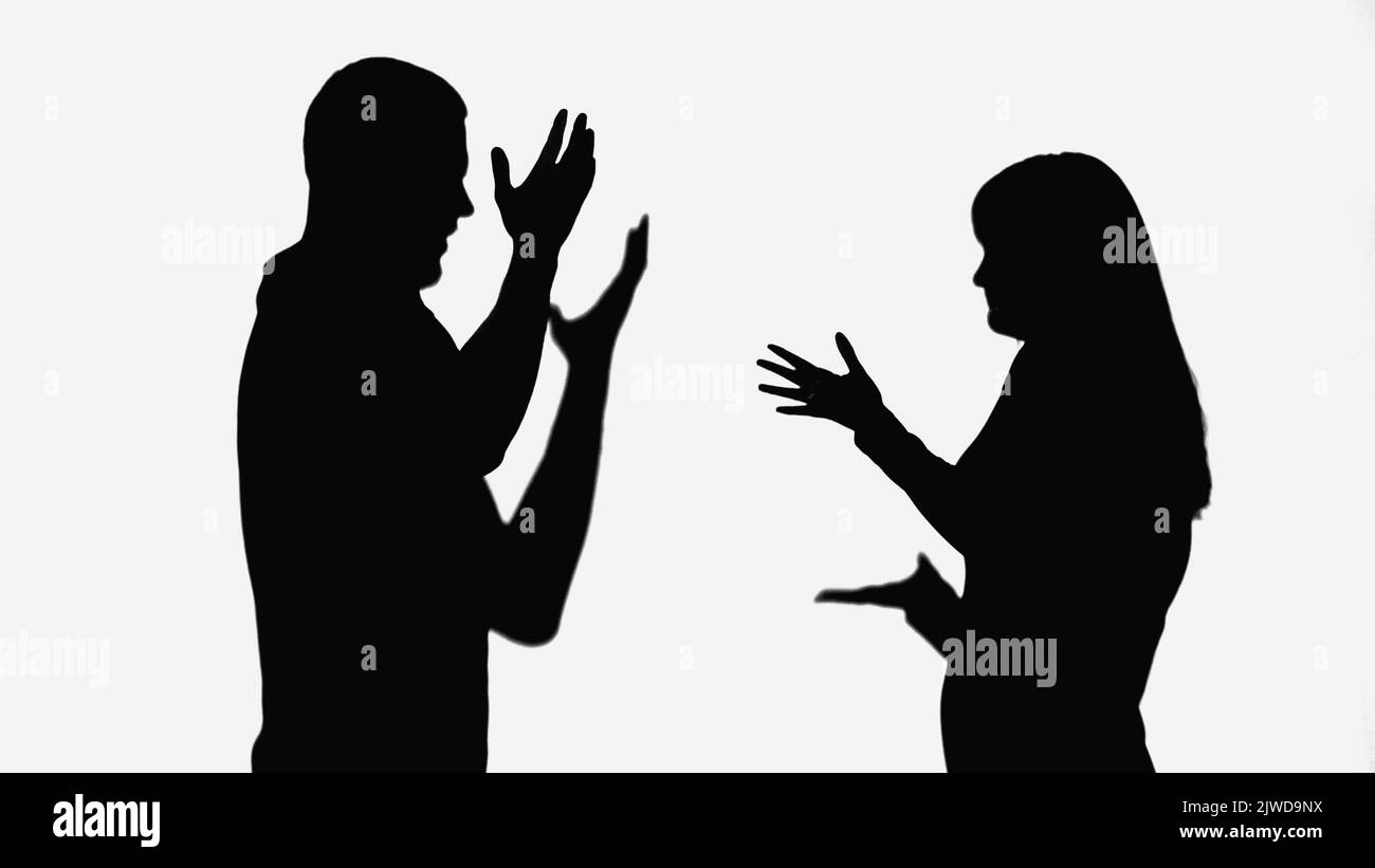 ombre di marito e moglie in lite e gesture isolato su bianco Foto Stock