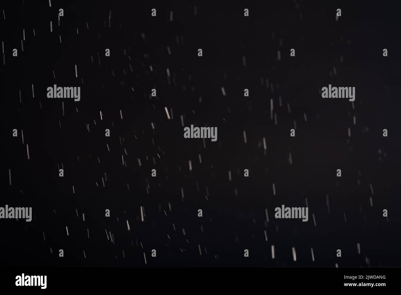 neve sfondo scuro inverno cielo sfocato bianco fiocchi Foto Stock