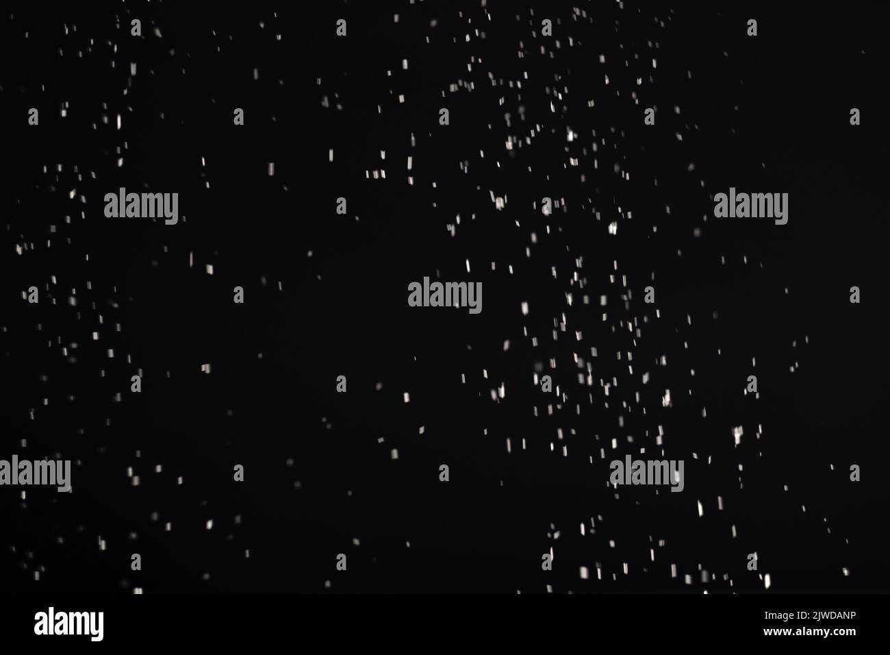 sfocatura sfondo neve caduta bianco fiocchi neri Foto Stock
