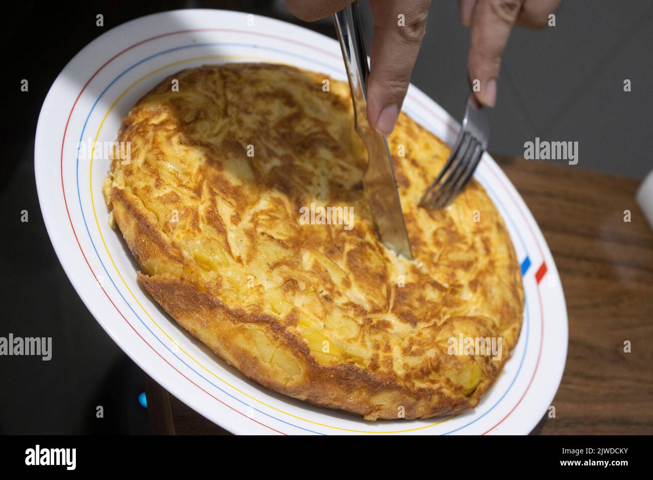 Spagnolo / Omelette di patate fatte a casa, tagliate da un coltello Foto Stock
