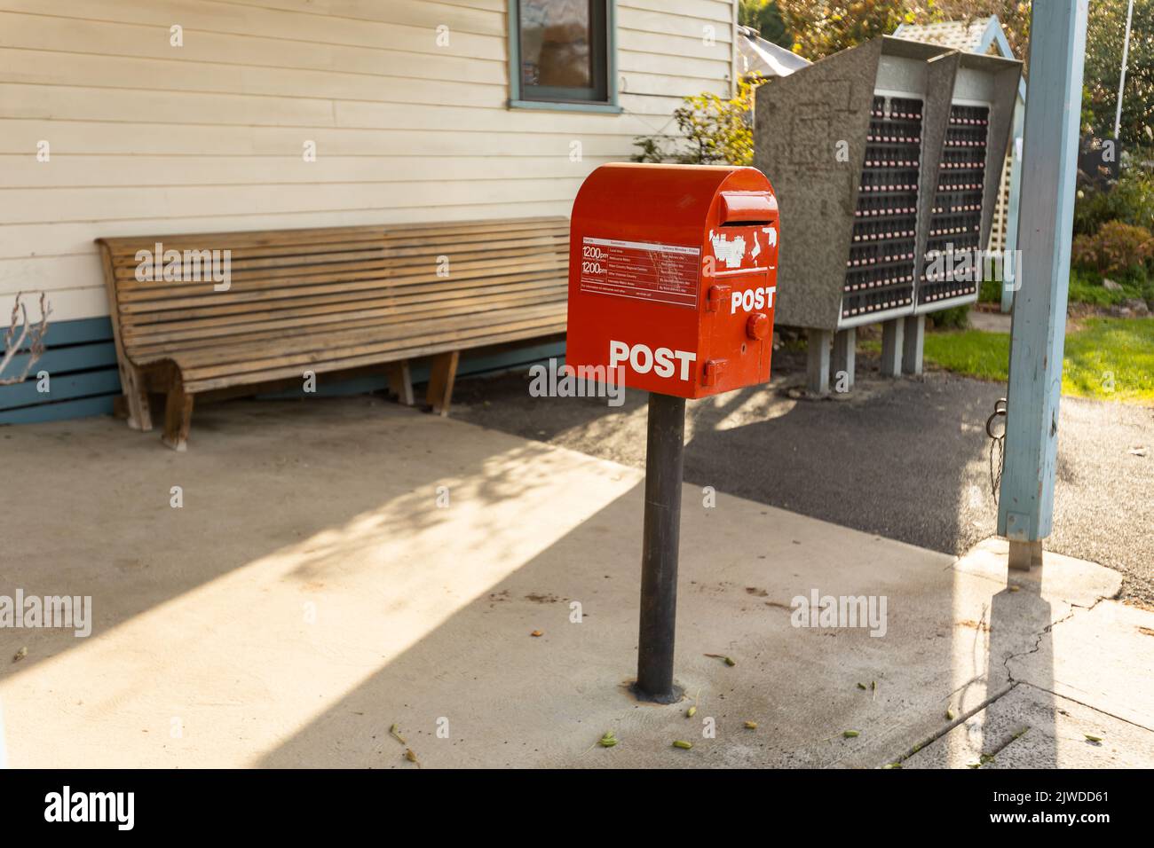 Una scatola rossa per lettere in australia è stata spelata da tutti i marchi e i logo. Foto Stock