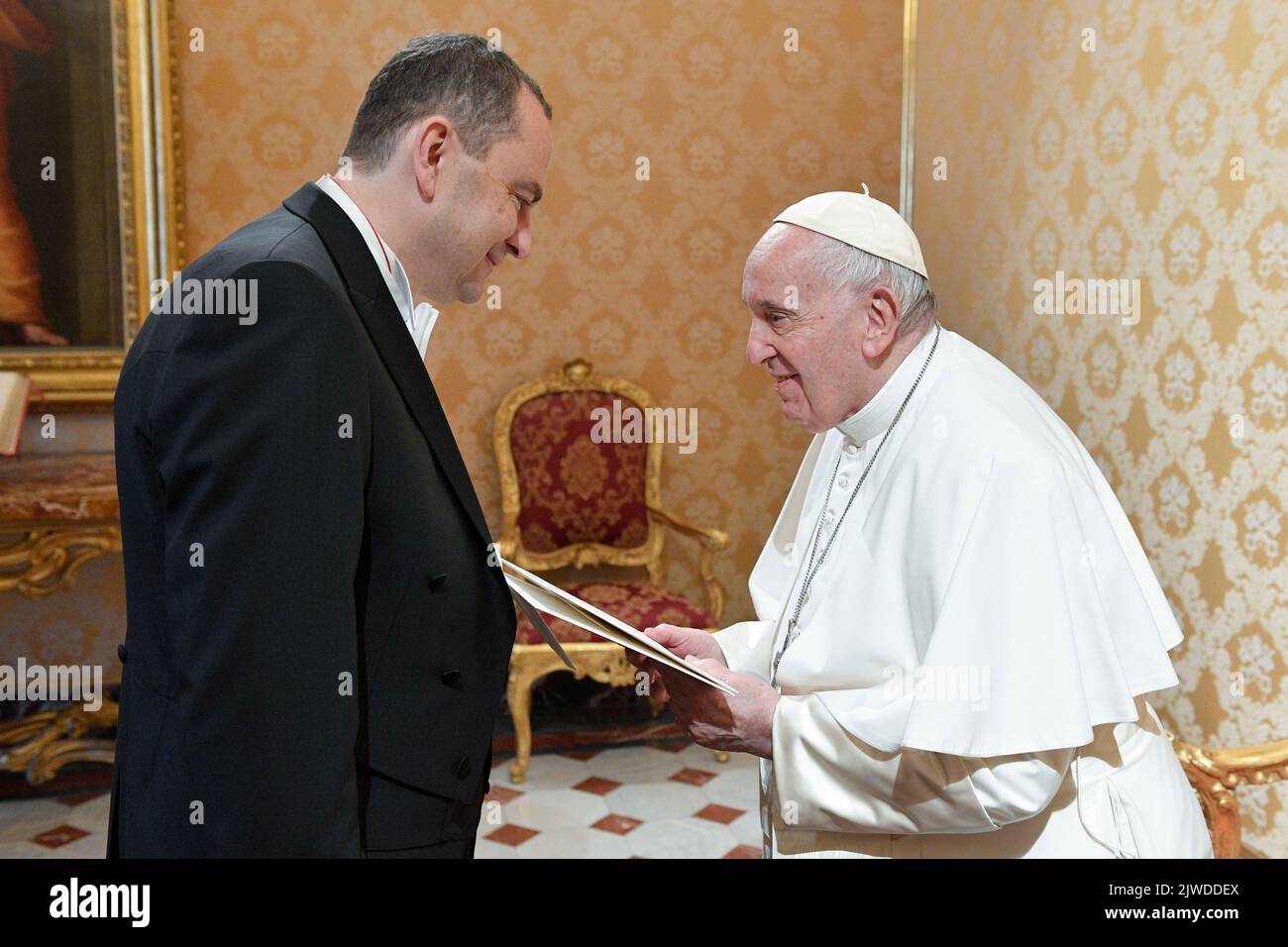 Vaticano, Vaticano. 05th Set, 2022. Italia, Roma, Vaticano, 2022/09/05 Papa Francesco in occasione della presentazione delle lettere credenziali di S. E. Adam Mariusz Kwiatkowski, Ambasciatore di Polonia in Vaticano fotografia di Vatican Mediia/Catholic Press Photo. LIMITATO ALL'USO EDITORIALE - NESSUN MARKETING - NESSUNA CAMPAGNA PUBBLICITARIA. Credit: Independent Photo Agency/Alamy Live News Foto Stock