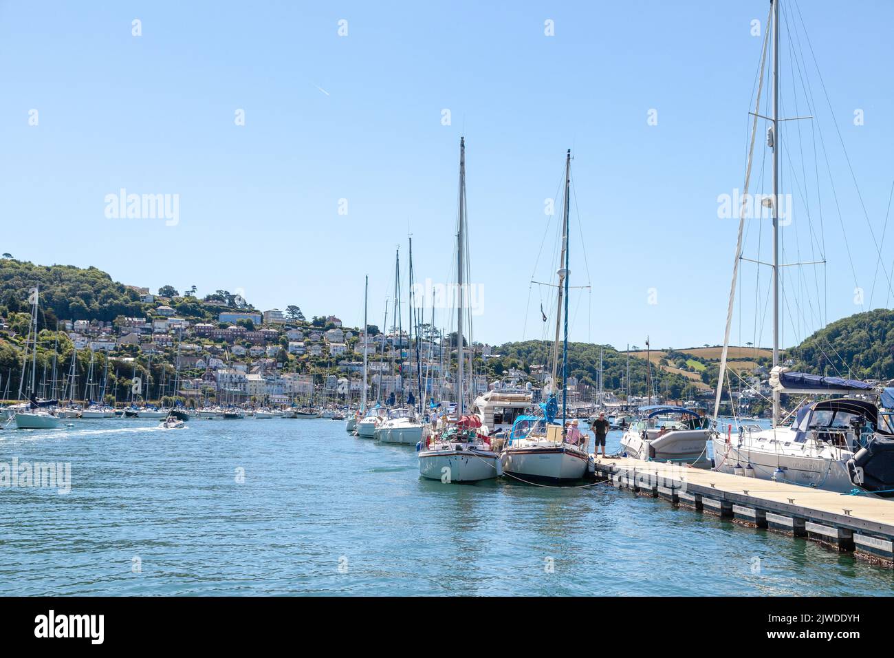 Barche ormeggiate contro un pontile galleggiante nel porto di Dartmouth. Foto Stock